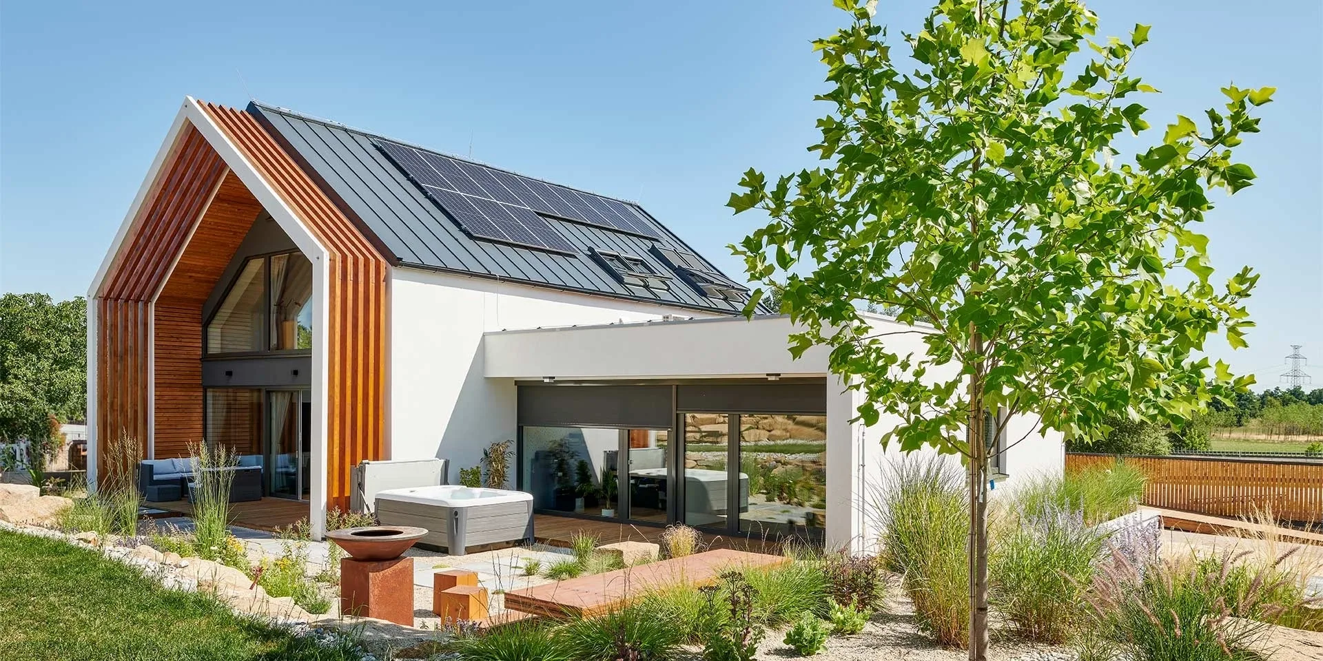 moderný dom s antracitovými screenovými roletami NEVA